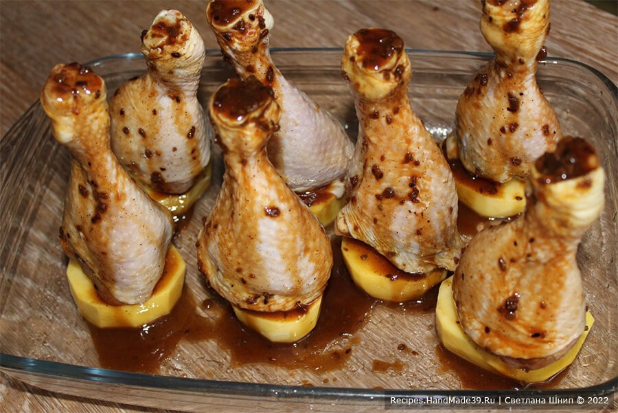 Куриные ножки с картофелем в духовке – фото шаг 6. Запекать 30 минут в духовке, разогретой до температуры 200 °C