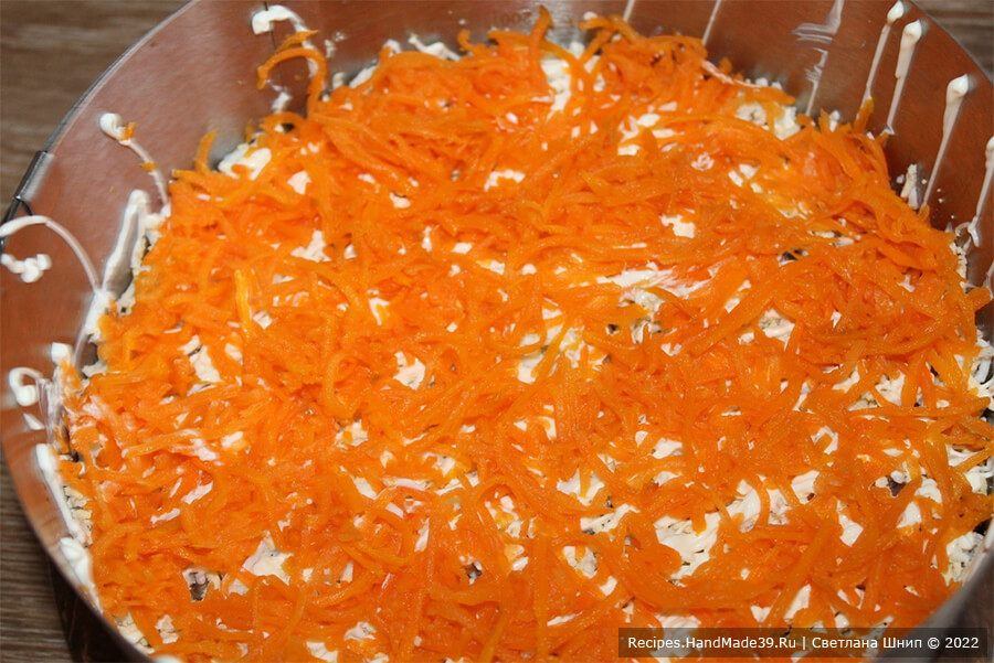 Салат с копчёной скумбрией – фото шаг 8. 4 слой – варёная морковь, натёртая на среднюю тёрку