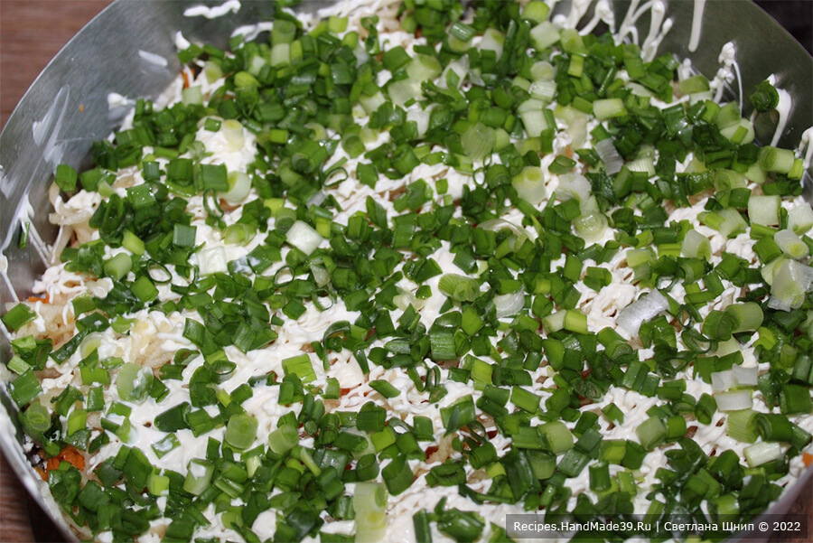 Салат с копчёной скумбрией – фото шаг 10. 6 слой – мелко нарезанный зелёный лук