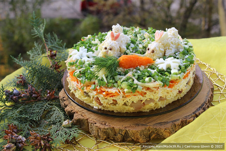 Слоёный салат с копчёной скумбрией «Год кролика»
