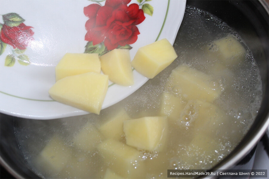 Суп с гороховыми хлопьями – фото шаг 2. Картофель нарезать кубиками, половину картофеля всыпать в готовый бульон