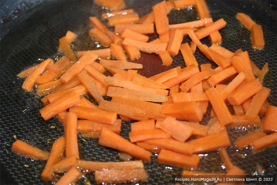 Суп с гороховыми хлопьями – фото шаг 6. Морковь натереть на тёрке или нарезать
