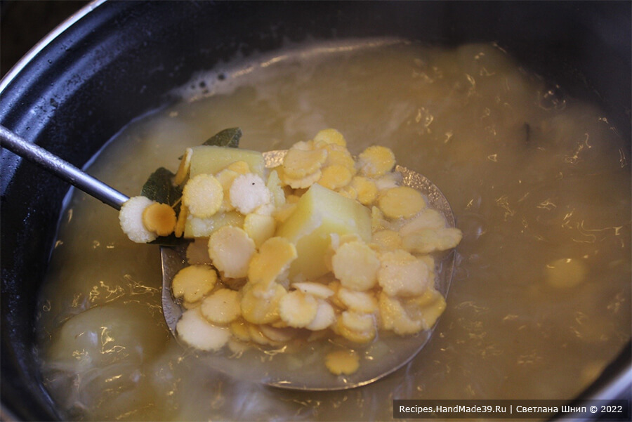Суп с гороховыми хлопьями – фото шаг 9. Как только закипит бульон с гороховыми хлопьями, добавить вторую часть картофеля