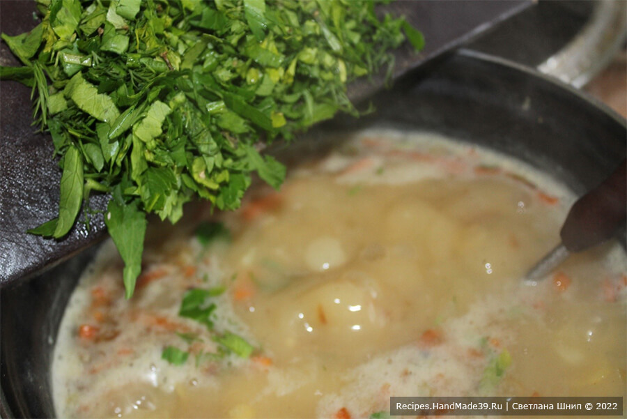 Суп с гороховыми хлопьями – фото шаг 11. Добавить зелень, специи