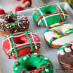 Рождественские пончики с глазурью, приготовленные в духовке