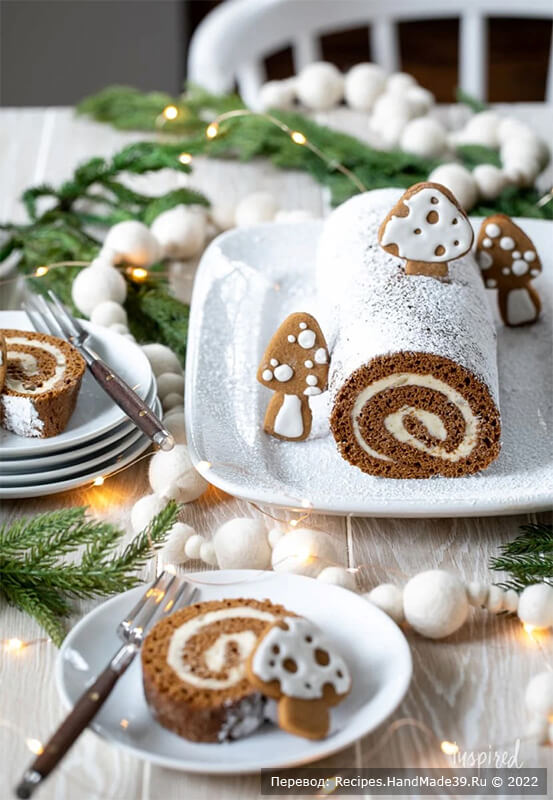 Рождественский бисквитный рулет – фото шаг 14. Перед подачей посыпьте рулет сахарной пудрой и украсьте имбирным печеньем или любым украшением на ваш выбор. Приятного аппетита!