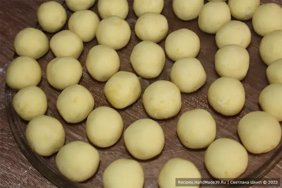 Картофельные грибочки – фото шаг 5. Из картофельного теста сформировать руками небольшие шарики размером с грецкий орех