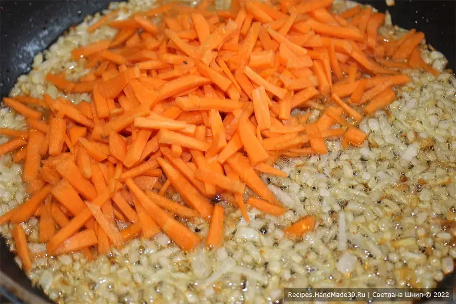 Картофельные грибочки – фото шаг 9. Морковь очистить, нарезать кубиками или соломкой. Добавить к луку, слегка обжарить