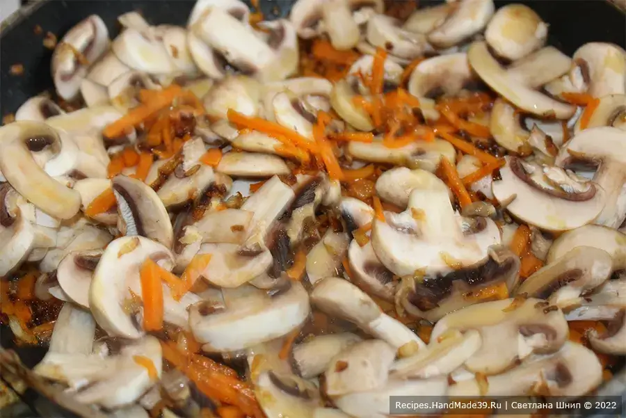 Картофельные грибочки – фото шаг 10. Шампиньоны нарезать пластинками, добавить к овощам, немного протушить