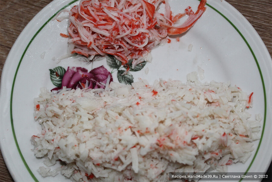 Салат с рыбой и крабовыми палочками – фото шаг 6. У крабовых палочек отделить розовую часть от белой