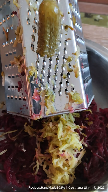 Салат из свёклы и солёных огурцов – фото шаг 2. Натереть на крупной тёрке солёные огурцы