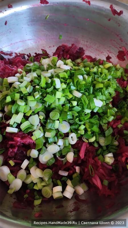 Салат из свёклы и солёных огурцов – фото шаг 3. Нарезать зелень и зелёный лук по вкусу