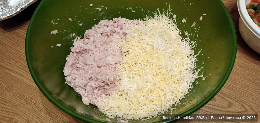 Куриный террин с овощами – фото шаг 5. Сыр натереть на мелкой тёрке и 2/3 сыра добавить к массе