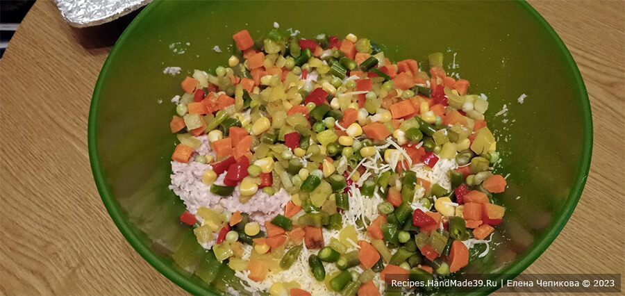 Куриный террин с овощами – фото шаг 6. Добавить к массе размороженные овощи