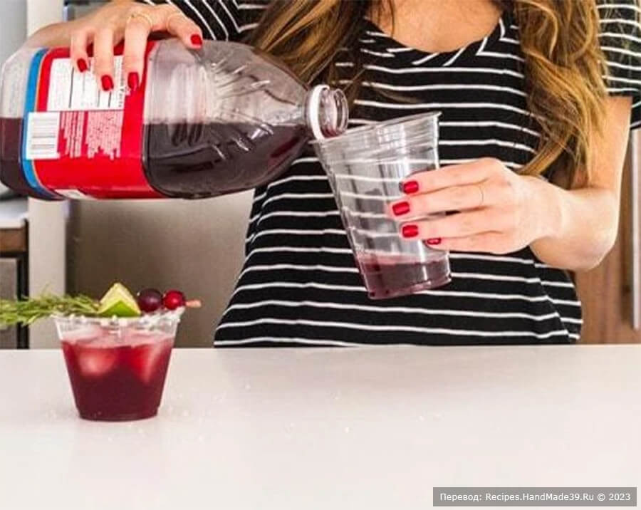 Клюквенная «Маргарита» – фото шаг 1. Соедините в шейкере клюквенный сок, текилу, ликёр «Куантро», лёд и соль