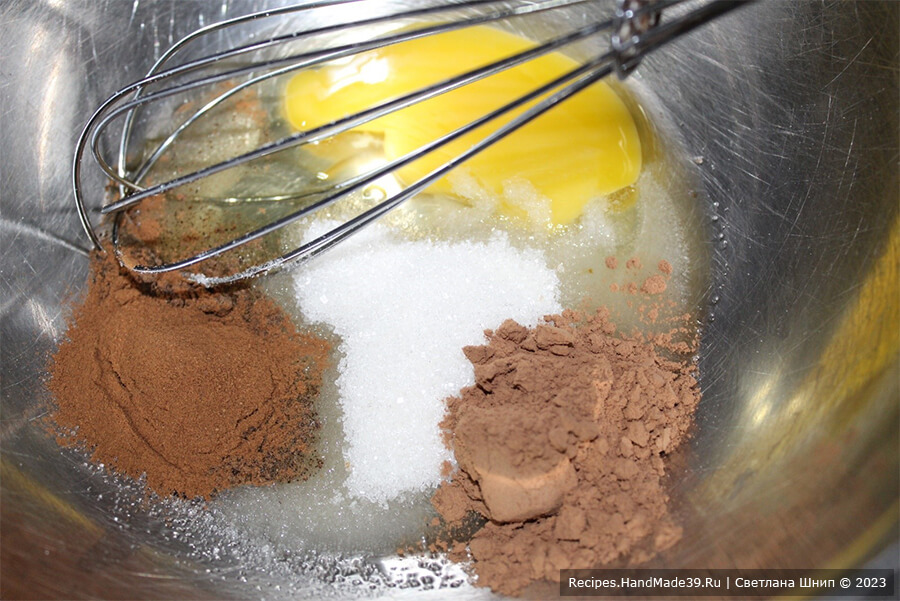 Медовое печенье «Шишки» – фото шаг 1. Яйцо соединить венчиком с сахаром, солью, специями и какао-порошком