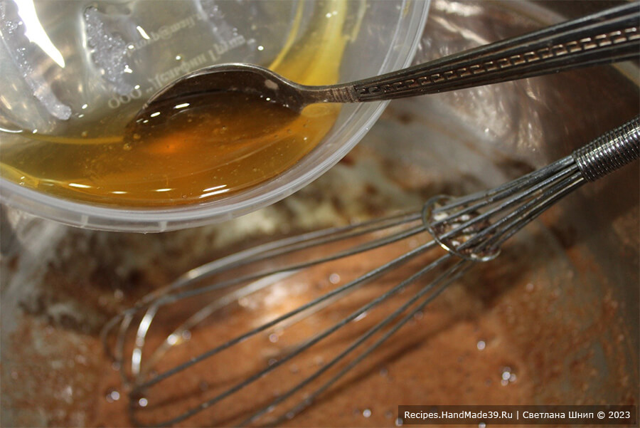 Медовое печенье «Шишки» – фото шаг 2. Добавить мёд