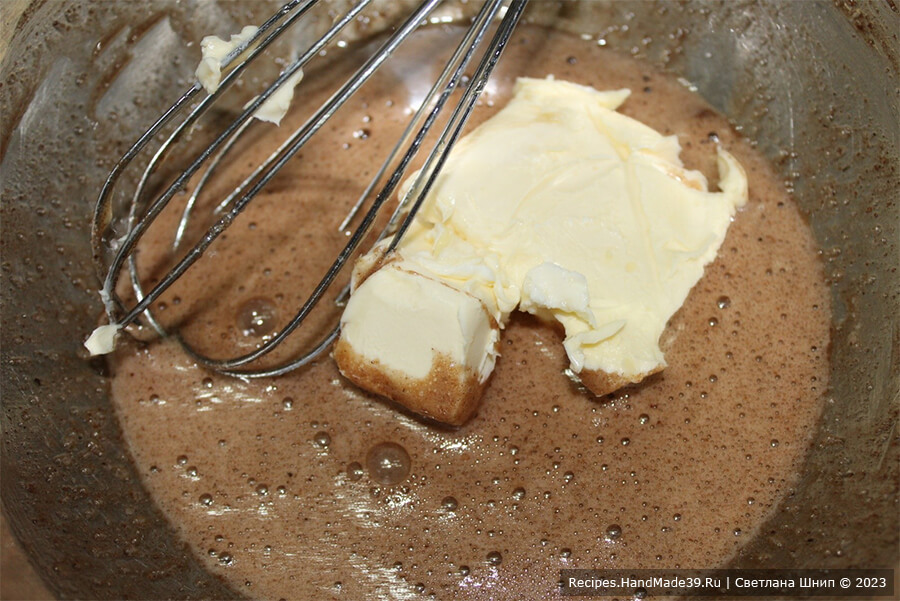 Медовое печенье «Шишки» – фото шаг 3. Добавить размягчённое сливочное масло