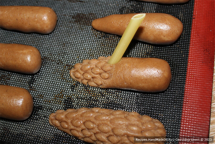 Медовое печенье «Шишки» – фото шаг 8. Макарониной сделать углубления в «морковке», формируя «шишку»