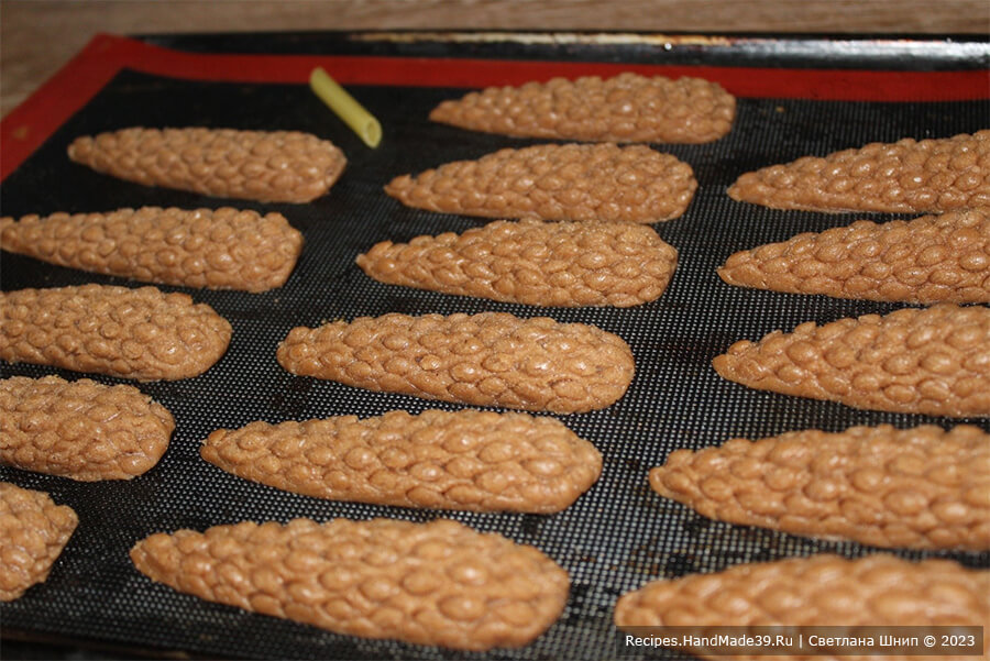 Медовое печенье «Шишки» – фото шаг 9. Выпекать медовое печенье 15 минут в духовке, разогретой до температуры 180 °C