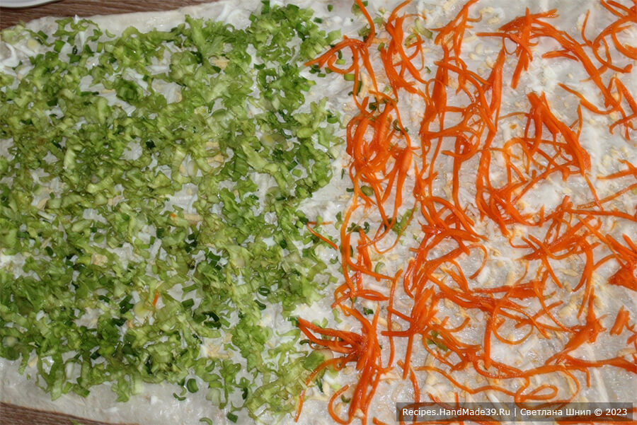 Рулет с курицей и корейской морковью в лаваше – фото шаг 7. На вторую часть лаваша выложить морковь по-корейски
