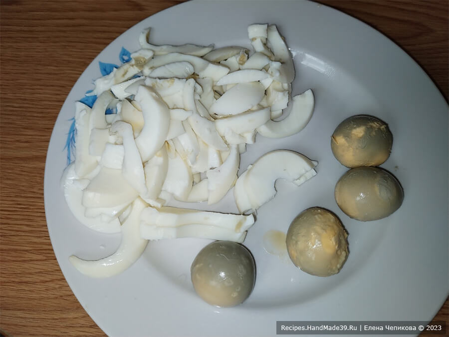 Салат из сельди со свёклой – фото шаг 4. Яйца сварить вкрутую, очистить. Белки нарезать брусочками