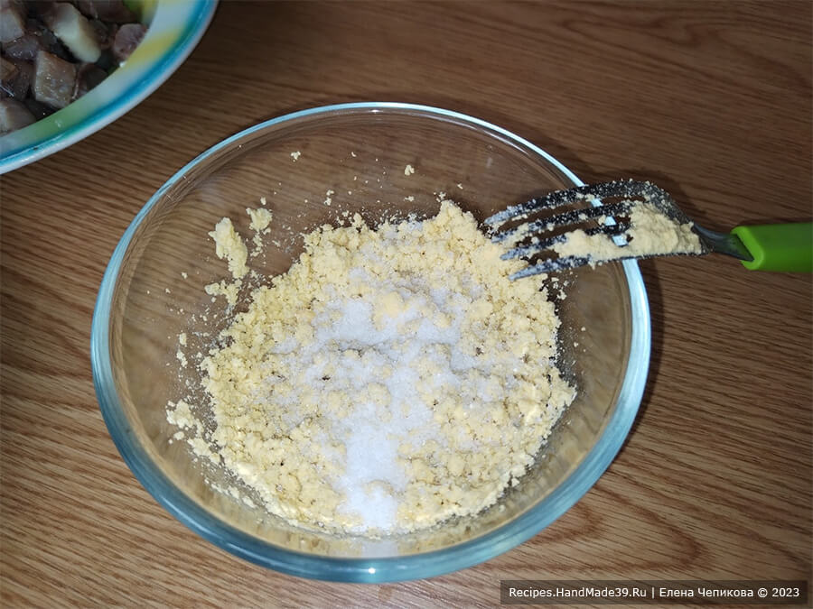Салат из сельди со свёклой – фото шаг 7. Растёртые желтки соединить с оставшимся сахаром