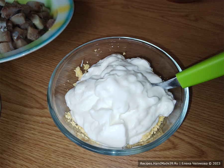 Салат из сельди со свёклой – фото шаг 8. Добавить натуральный йогурт