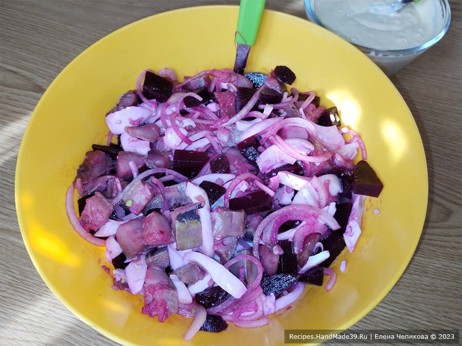 Салат из сельди со свёклой – фото шаг 9. Соединить в салатнике свёклу, яичные белки, лук, сельдь