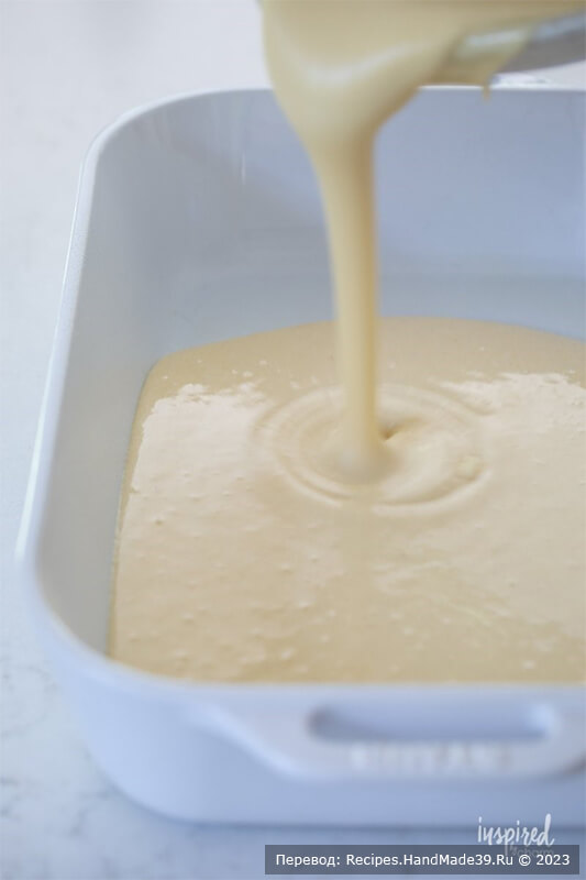 Пирог с кокосовой стружкой – фото шаг 5. Молочную смесь вылейте в подготовленную форму для выпечки