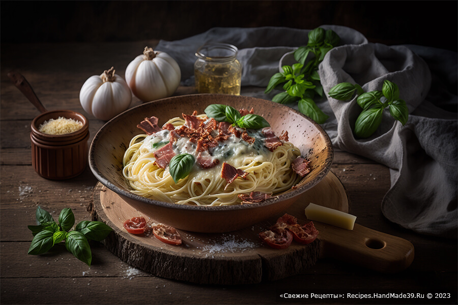 Рецепт спагетти карбонара – фото шаг 8. Подавайте горячую карбонару на тарелках, посыпав её свежесмолотым чёрным перцем и дополнительным тёртым пармезаном. Приятного аппетита!