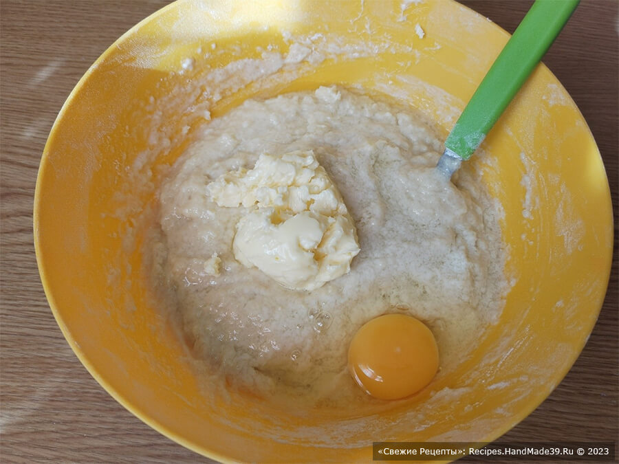Классический яблочный пирог ко Дню Пи – фото шаг 3. Добавьте в тесто яйцо и размягчённое сливочное масло