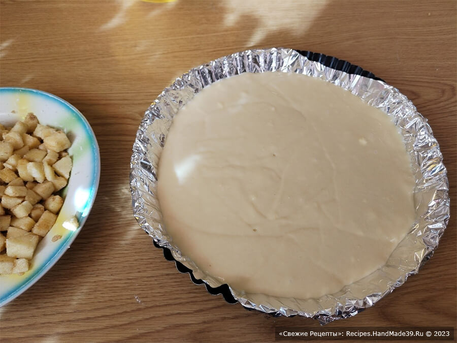 Классический яблочный пирог ко Дню Пи – фото шаг 6. Выложите половину теста в форму и распределите его по дну формы