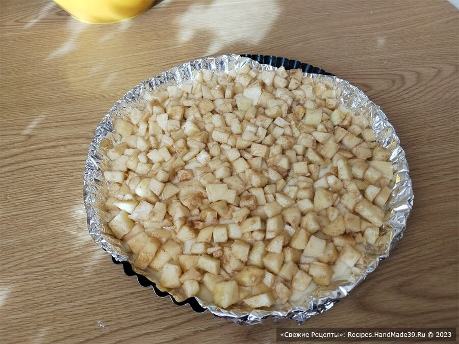 Классический яблочный пирог ко Дню Пи – фото шаг 7. Выложите на тесто яблочную начинку и равномерно распределите её по всей поверхности теста