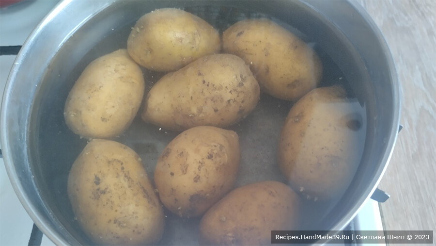 Картофельно-рисовые котлеты – фото шаг 2. Картофель отварить в мундире в подсоленной воде до готовности