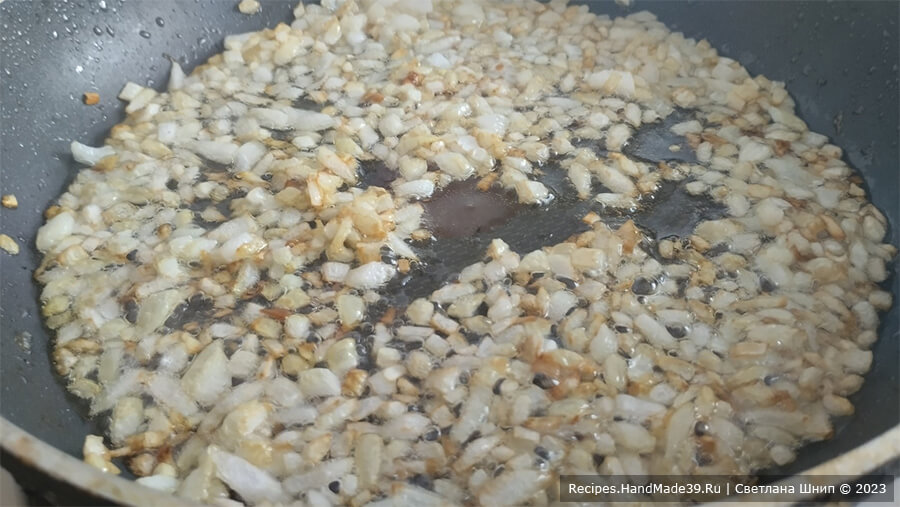 Картофельно-рисовые котлеты – фото шаг 4. Слегка обжарить лук в небольшом количестве масла