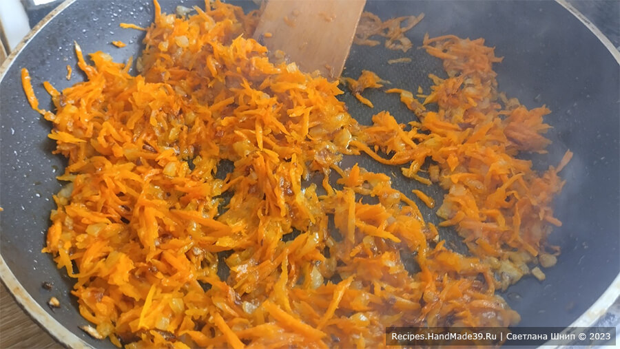 Картофельно-рисовые котлеты – фото шаг 5. Морковь очистить, натереть на средней тёрке, добавить на сковороду к луку, обжарить овощи до мягкости