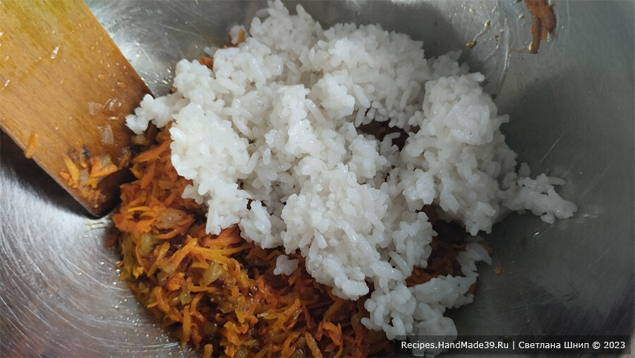 Картофельно-рисовые котлеты – фото шаг 6. Соединить пассерованные овощи и отварной рис