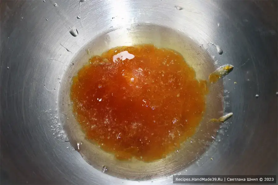Зефир из джема – фото шаг 2. Яичный белок, джем, лимонную кислоту соединить в чистой и сухой миске