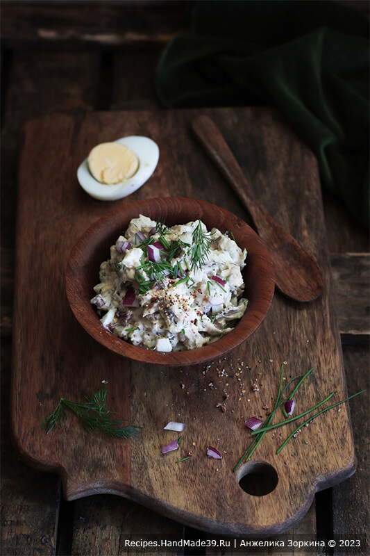 Салат из яиц и анчоусов – фото шаг 6. Соединить ингредиенты, добавить майонез и сметану