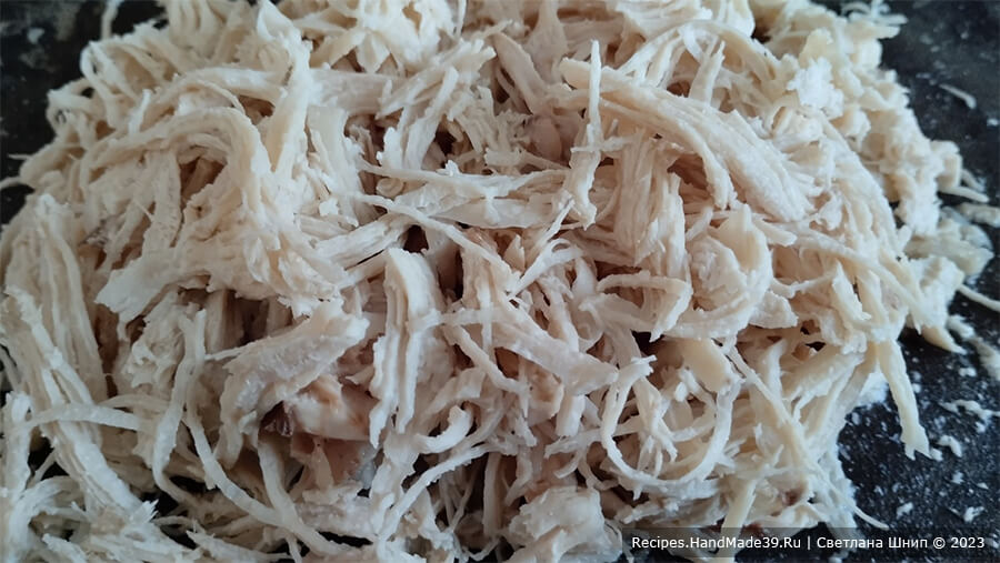 Салат с грибами и картофелем – фото шаг 1. Вынуть филе из бульона, остудить, разобрать на волокна