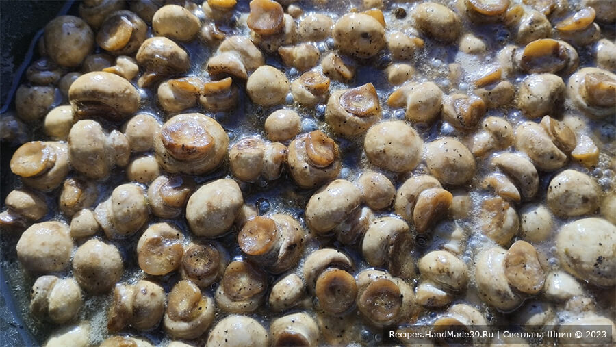Салат с грибами и картофелем – фото шаг 6. Грибы поджарить отдельно от лука