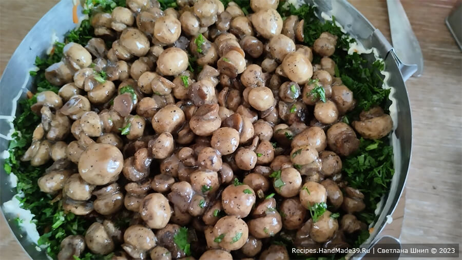 Салат с грибами и картофелем – фото шаг 13. 6-й слой – грибы (выложить поверх лука)