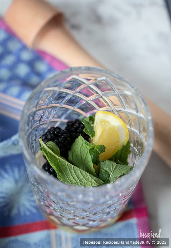 Коктейль с бурбоном – фото шаг 1. Добавить сироп, листья мяты, ежевику и дольки лимона в шейкер для коктейлей