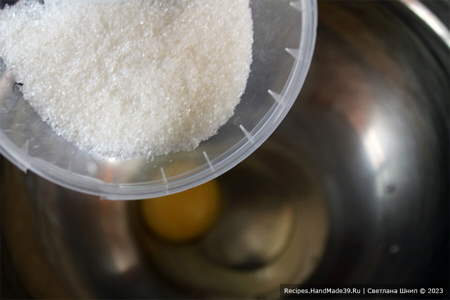 Печенье «Медовые палочки» – фото шаг 1. Соединить сахар, ванильный сахар, яйцо. Размешать венчиком