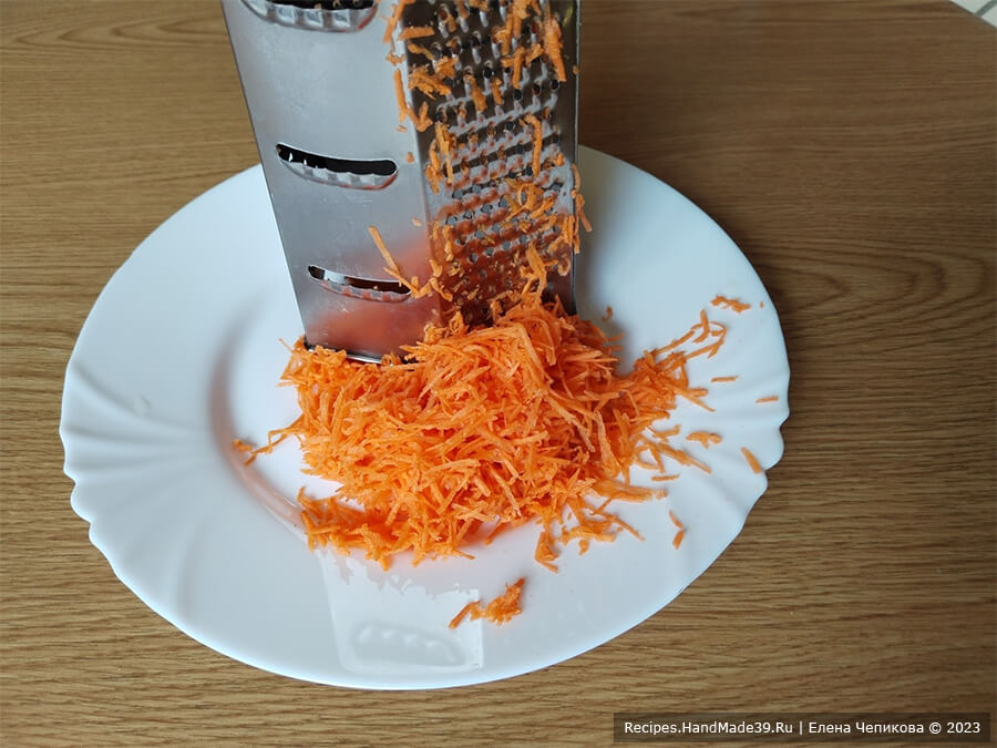 Салат с морковью и творогом – фото шаг 1. Морковь натереть на мелкой тёрке
