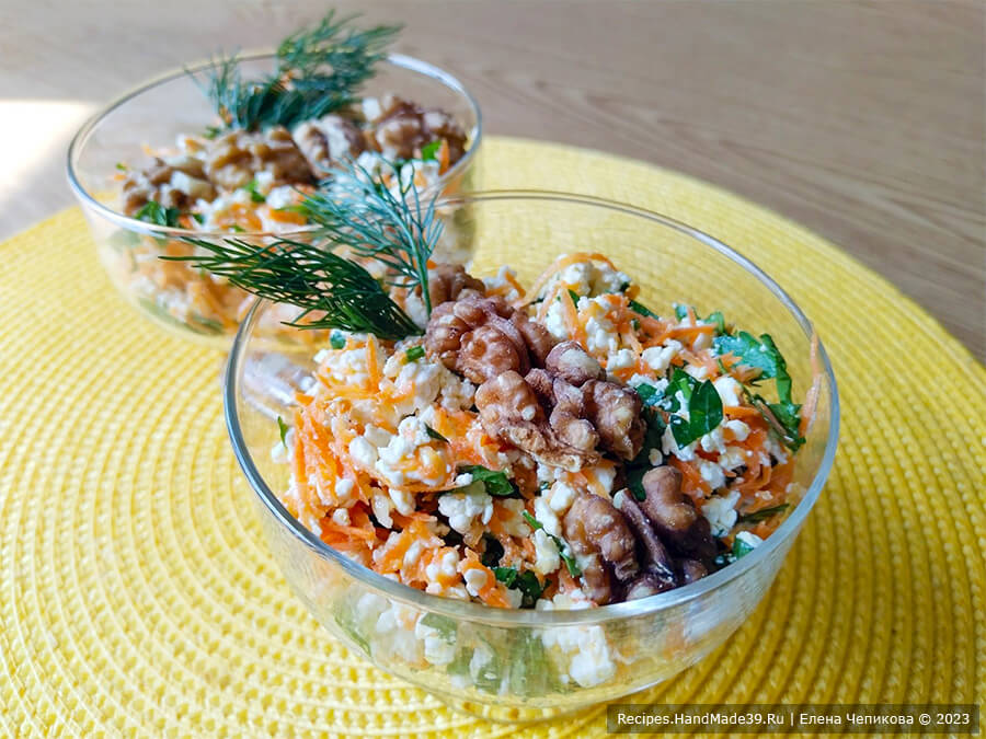 Салат с морковью и творогом – фото шаг 5. Салат подавать порционно. По желанию украсить половинками грецких орехов. Приятного аппетита!