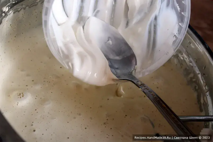 Абрикосовый пирог – фото шаг 2. Добавить в яично-сахарную смесь сметану, размешать