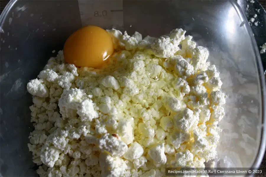 Абрикосовый пирог – фото шаг 6. Приготовление начинки. Соединить творог и яйцо