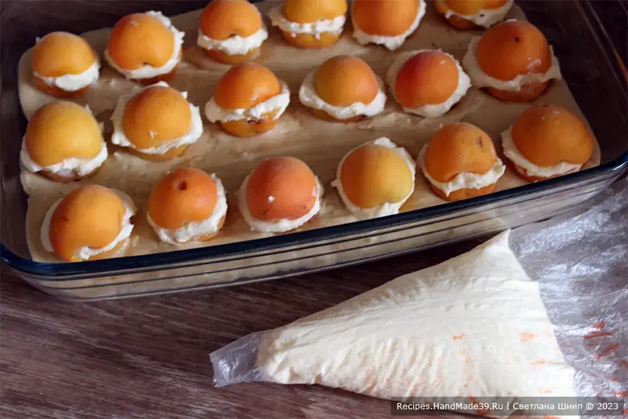 Абрикосовый пирог – фото шаг 11. Распределить подготовленные абрикосы в форме, слегка вдавливая их в тесто